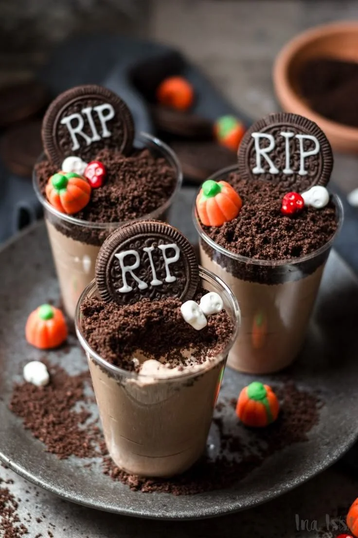 Spooky Mousse au Chocolate dessert for Halloween, decorated with eerie toppings.