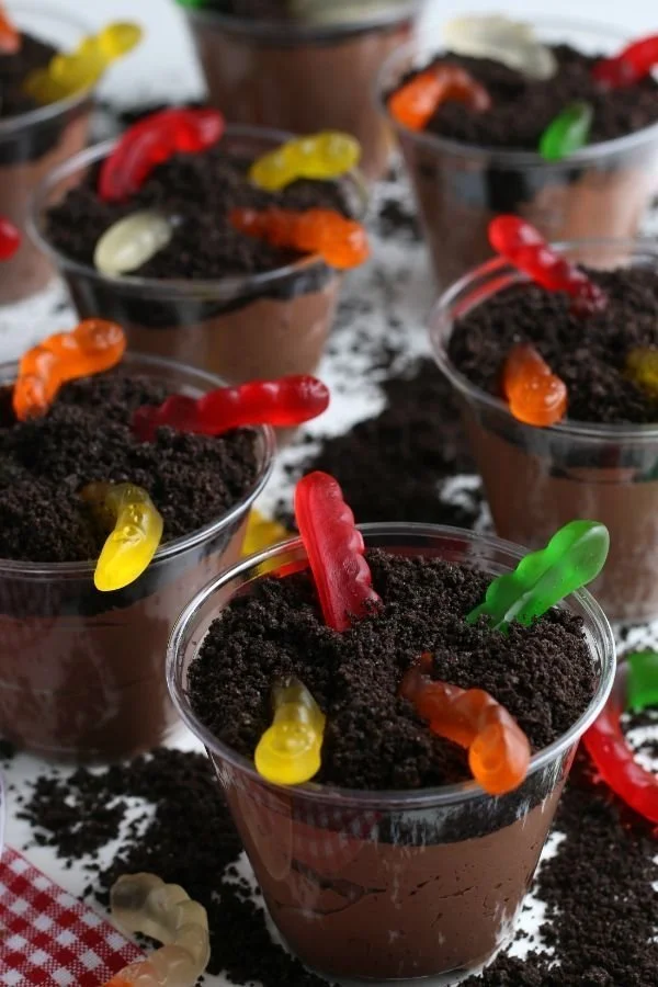 Halloween Dirt Pudding Cups with gummy worms for kids' parties and movie nights