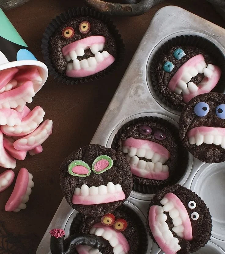 Creative Halloween pyssel with candy crafts and themed cakes for festive fun.