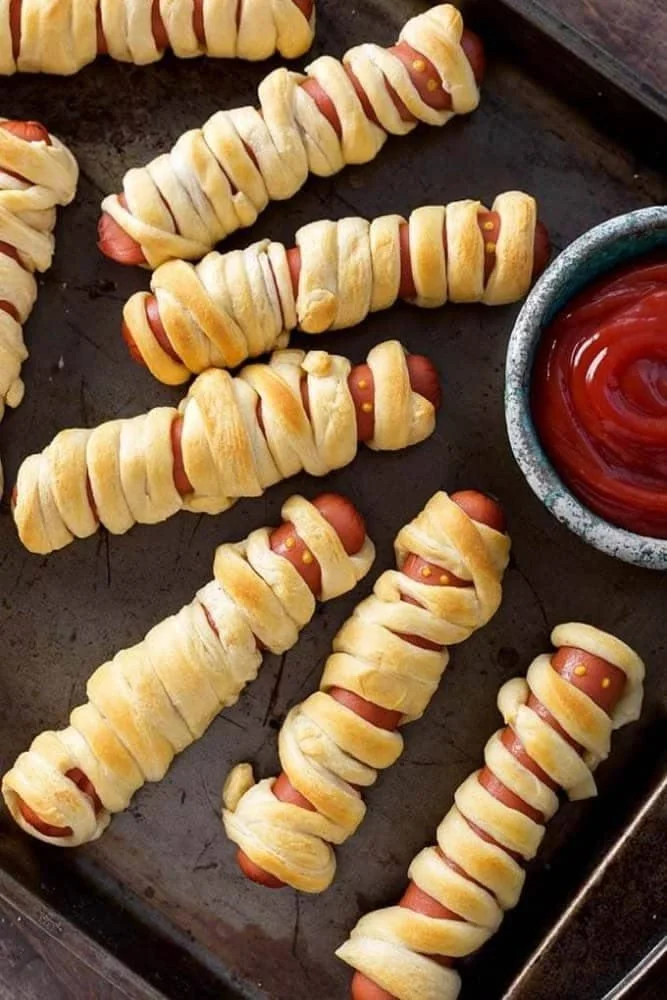 Delicious Halloween snacks for a spooky movie night
